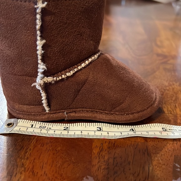 UGG Erin slipper booties, boy or girl, size 4 (6-12 months) - Picture 8 of 9